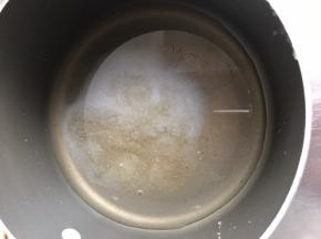 准备一个不粘奶锅，放入250克水，20克蜂蜜，30克糖，小火煮至化开。