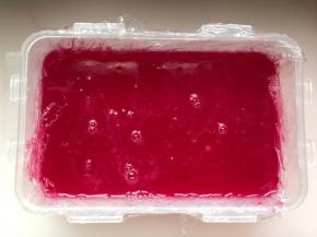 关火后再搅拌三分钟，稍微凉一些，饭盒铺保鲜膜，倒入饭盒中，晾至凉透，然后放冰箱冷藏两三个小时。