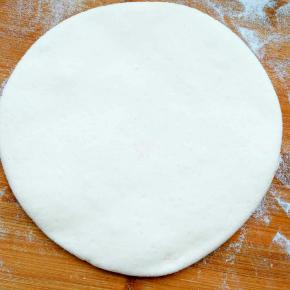 白色面团留出一小块，剩下的擀成大约六七毫米厚的圆饼(比笼屉略小)