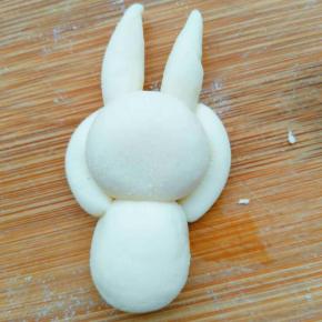 搓两个细长条固定在肩膀两侧做胳膊，并枕在头的后边做慵懒状