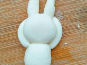 搓两个细长条固定在肩膀两侧做胳膊，并枕在头的后边做慵懒状