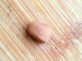 取白色面团加少许可可粉揉匀成可可面团，取一点捏成前头略窄，上边稍扁的乌龟头的形状，