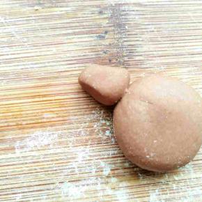 另取一块可可面团揉圆稍微摁扁做龟壳