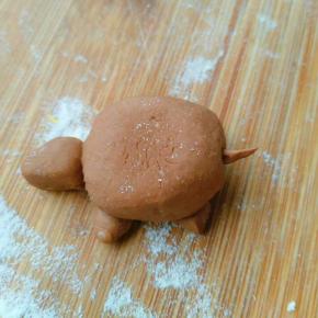 按上小脚，和小尾巴(尾巴用牙签戳个洞然后用牙签摁进去就可)