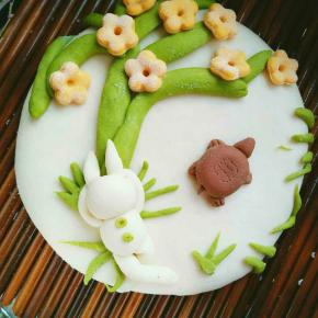 做完醒发15分钟，冷水上锅开锅15分钟，虚蒸五分钟出锅。稍微放凉用牙签沾色素画出五官。兔子还在梦乡，乌龟已奔向远方……