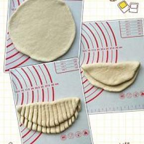 剩下的面团擀成圆片，对折（不用对齐）切成条，对折上端不要切开。