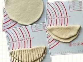 剩下的面团擀成圆片，对折（不用对齐）切成条，对折上端不要切开。