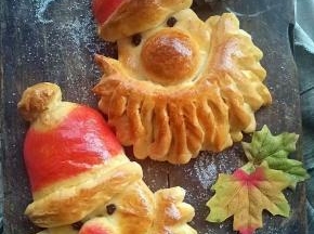 两个可爱*^o^*的圣诞老人面包