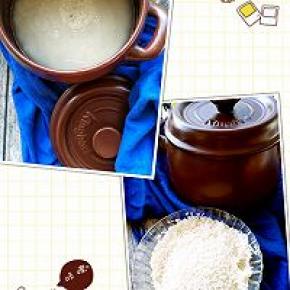 具体做法:
大米不用泡，淘洗后直接放入坤博砂锅，淘米之前同时烧一壶开水备用。
加入开水，水和米的比例按照水面没过食指的第一个关节放，并放少许食用油。