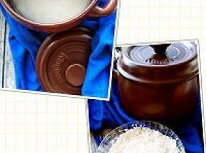 具体做法:
大米不用泡，淘洗后直接放入坤博砂锅，淘米之前同时烧一壶开水备用。
加入开水，水和米的比例按照水面没过食指的第一个关节放，并放少许食用油。