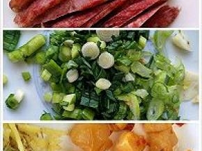 香肠切片，葱，蒜苗切碎，姜切丝，袋装萝卜干。