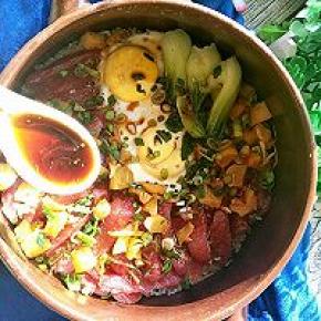 打开砂锅可以看到香肠熟透，鸡蛋也成型了。喜欢有锅巴的话，可以继续小火慢慢再焖五分钟。撒蒜葱花（撒了蒜花之后，可以再盖上盖子焖3-5秒；时间不能太长，不然蒜葱的颜色会变黄，就不好看了）均匀浇上调料汁，拌几下就可以吃啦。