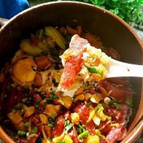 腊肠、米饭、萝卜干混合起来的香气闻起来就是享受，粒粒分明的米饭吸取了腊肠，萝卜干的浓香，每一口都浓郁咸香，温润可口，美味啊~