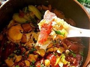 腊肠、米饭、萝卜干混合起来的香气闻起来就是享受，粒粒分明的米饭吸取了腊肠，萝卜干的浓香，每一口都浓郁咸香，温润可口，美味啊~