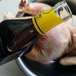 做法； 把鸡洗净控干去头去脚,用厨房巾擦掉水份.用料酒淋在鸡身上，并且内外抹匀把精盐、胡椒粉自制鸡精放入小碟子中拌匀成焗鸡粉。把盐的混合料涂满鸡的全身，鸡腹内也抹一层,，给它好好做个按摩 记得鸡的肚子里也要涂哦