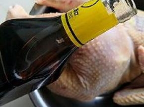 做法； 把鸡洗净控干去头去脚,用厨房巾擦掉水份.用料酒淋在鸡身上，并且内外抹匀把精盐、胡椒粉自制鸡精放入小碟子中拌匀成焗鸡粉。把盐的混合料涂满鸡的全身，鸡腹内也抹一层,，给它好好做个按摩 记得鸡的肚子里也要涂哦