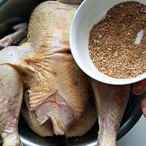 然后腌制一个小时以上，准备好姜片、葱，全部塞时鸡的肚子里。