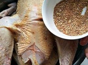 然后腌制一个小时以上，准备好姜片、葱，全部塞时鸡的肚子里。