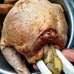 炒锅内放入准备好的盐，草果，大料、花椒，放入锡纸，