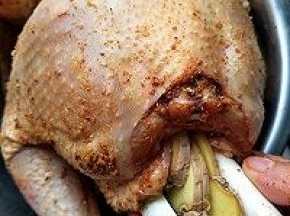 炒锅内放入准备好的盐，草果，大料、花椒，放入锡纸，