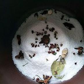 大火干锅焗十分钟分钟，转中火30分钟，中间翻面一次，时间看鸡的大小来决定时间，只要用筷子戳一下，肉很厚的地方能戳动就行了