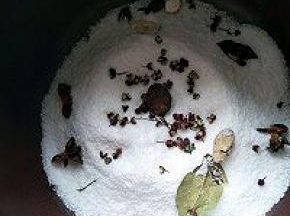 大火干锅焗十分钟分钟，转中火30分钟，中间翻面一次，时间看鸡的大小来决定时间，只要用筷子戳一下，肉很厚的地方能戳动就行了