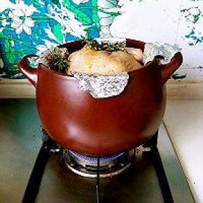 烤好的盐焗鸡外皮微焦，口感嫩滑。