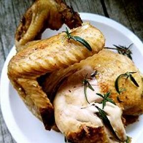 烤好的鸡色泽香亮，一点不油腻。
