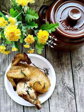 1.腌制的调料可以买盐焗鸡粉，也可以自己调配。姜黄粉可以使得鸡皮颜色金黄并具独特香味，没有姜黄粉可以用咖喱粉代替，咖喱非主要原料也是姜黄粉。（用量据自己的口味加减）
2..鸡在烤焗中自己会出很多油和汤汁，为避免油和汤汁漏出损坏锅体，所以的锅底下多包一层锡纸。