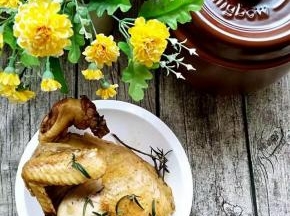 1.腌制的调料可以买盐焗鸡粉，也可以自己调配。姜黄粉可以使得鸡皮颜色金黄并具独特香味，没有姜黄粉可以用咖喱粉代替，咖喱非主要原料也是姜黄粉。（用量据自己的口味加减）
2..鸡在烤焗中自己会出很多油和汤汁，为避免油和汤汁漏出损坏锅体，所以的锅底下多包一层锡纸。