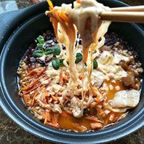 芝士方便面滚烫香辣的汤水，吃起来满口芝士香。大冷天吃一碗别提是多么的满足了。