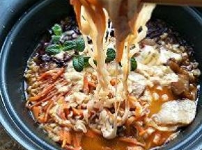 芝士方便面滚烫香辣的汤水，吃起来满口芝士香。大冷天吃一碗别提是多么的满足了。