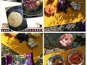 方便面用水焯一下备用。红萝卜，紫甘蓝，腊肉用热油焯一下备用。