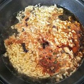 刚才的锅加水滚开放入方便面，加入调料