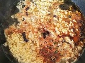 刚才的锅加水滚开放入方便面，加入调料