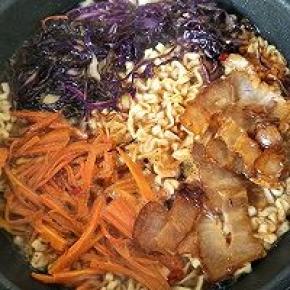 放入焯好的蔬菜和腊肉。