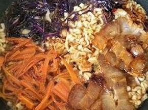 放入焯好的蔬菜和腊肉。