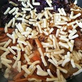 撒上一把芝士，喜欢的多加一点。