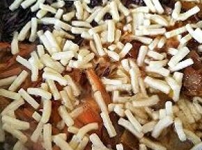 撒上一把芝士，喜欢的多加一点。