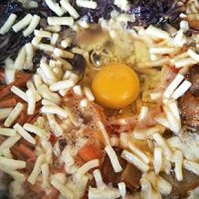 中间打入一个鸡蛋煮几分钟就好。