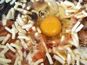 中间打入一个鸡蛋煮几分钟就好。