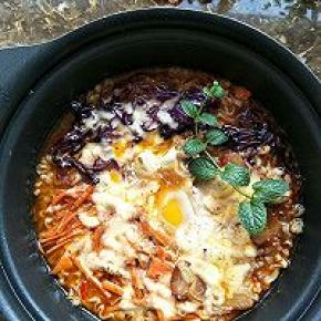 美味的芝士方便面出锅了。