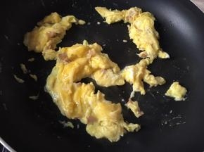 平底锅中少许油烧热，炒鸡蛋，炒好后盛出