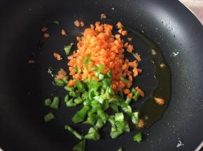 重起油锅炒辣椒和胡萝卜，加少许盐调味