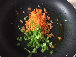 重起油锅炒辣椒和胡萝卜，加少许盐调味