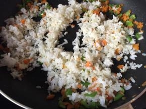 加入米饭，中途少许盐调味