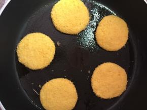 平底锅热油，放入做好的南瓜饼，小火煎制两面金黄即可