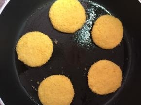 平底锅热油，放入做好的南瓜饼，小火煎制两面金黄即可