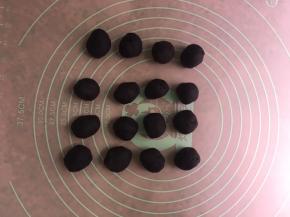 紫薯泥我是之前做好放冰箱冷冻保存的，紫薯泥里面加了有白糖了，所以在揉南瓜面团的时候没有再加糖，195克紫薯泥平均分成16份备用