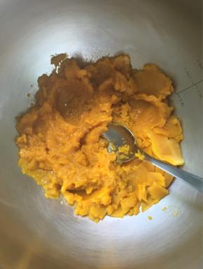 南瓜切片蒸熟压成泥